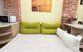 Barcelona Colorful Central Studio W Green Backyard